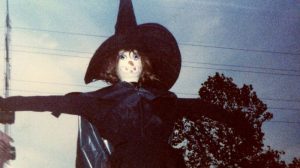 A backyard witch and other Halloween decorations adorn the yard at the Liebernman house on North Maplewood Avenue in Chicago in 1960. (Jack Mulcahy/Chicago Tribune)